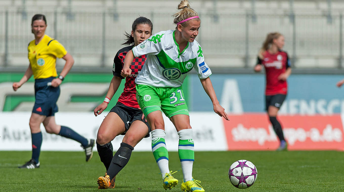 Stets ballsicher im Wolfsburger Mittelfeld: Julia Simic (v.) beim 2:1 gegen den SC Freiburg © Jan Kuppert
