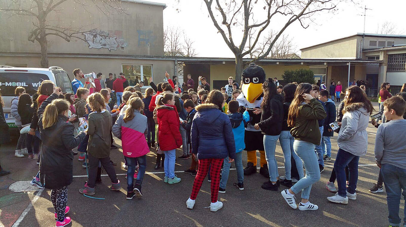 Zu Gast auf dem Schulhof: DFB-Maskottchen Paule begeistert die Kinder © DFB