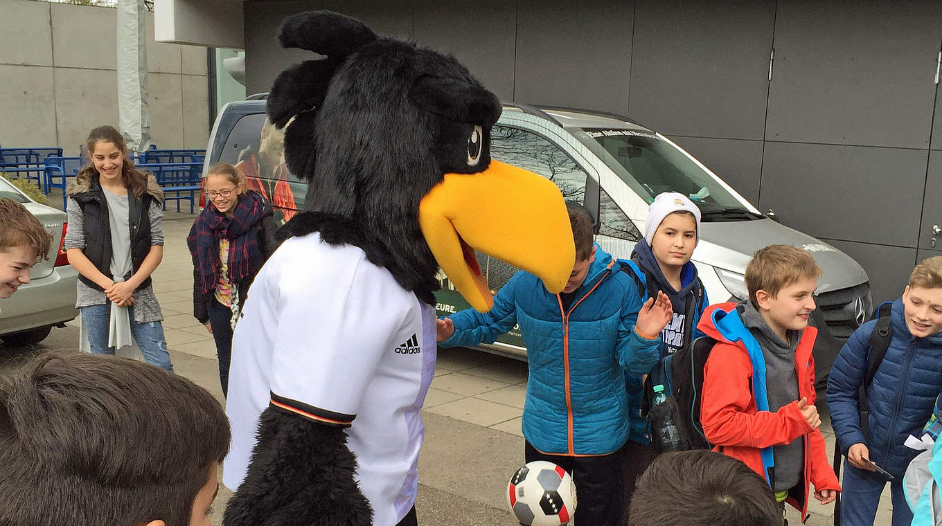 Buntes Pausenprogramm: die Paule-Roadshow zur Einstimmung auf die U 19-EURO © DFB