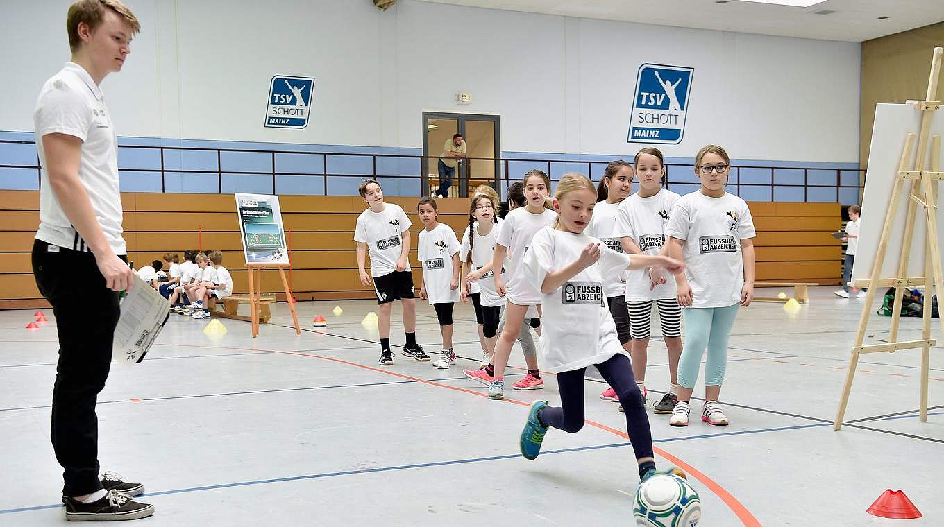 150 Mainzer Grundschüler absolvierten das DFB-Paule-Schnupper-Abzeichen © 2016 Getty Images