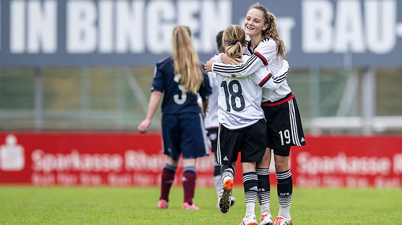 Freuen sich über die Nominierung: Vanessa Fudalla (l.) und Sanja Homann © 2015 Getty Images