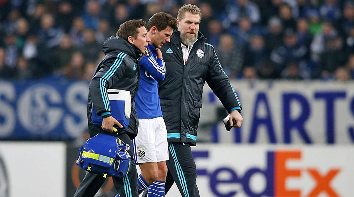 Erneut an der Schulter verletzt: Schalkes Leon Goretzka (M.) © 2016 Getty Images