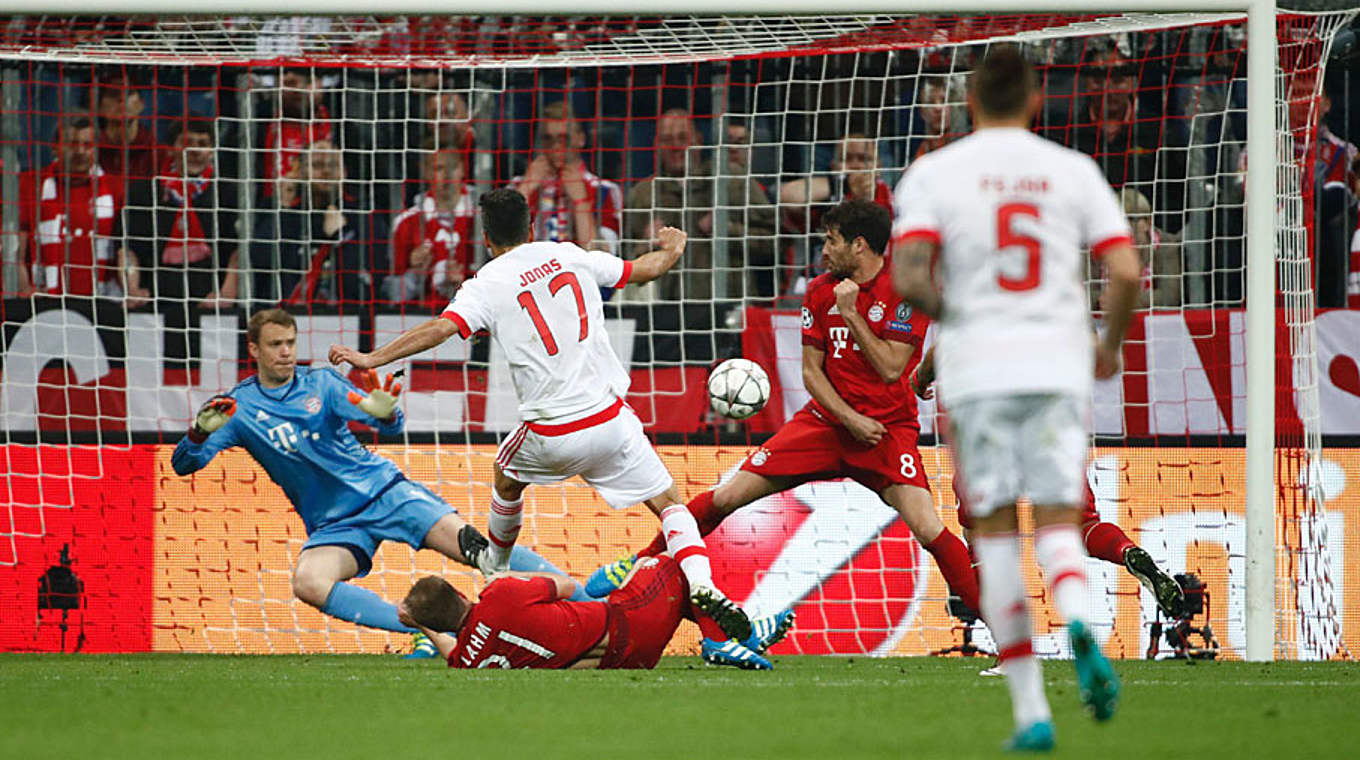 Bayern-Keeper Neuer (l.) gegen Jonas: "Es hätte diesmal auch ein 1:1 werden können" © ODD ANDERSEN/AFP/Getty Images