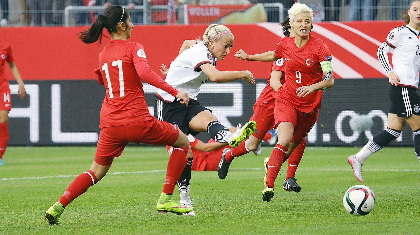 Das 1:0 im Hinspiel: Mandy Islacker (2.v.l.) trifft beim 7:0 in Sandhausen gegen die Türkei © imago/Pressefoto Baumann