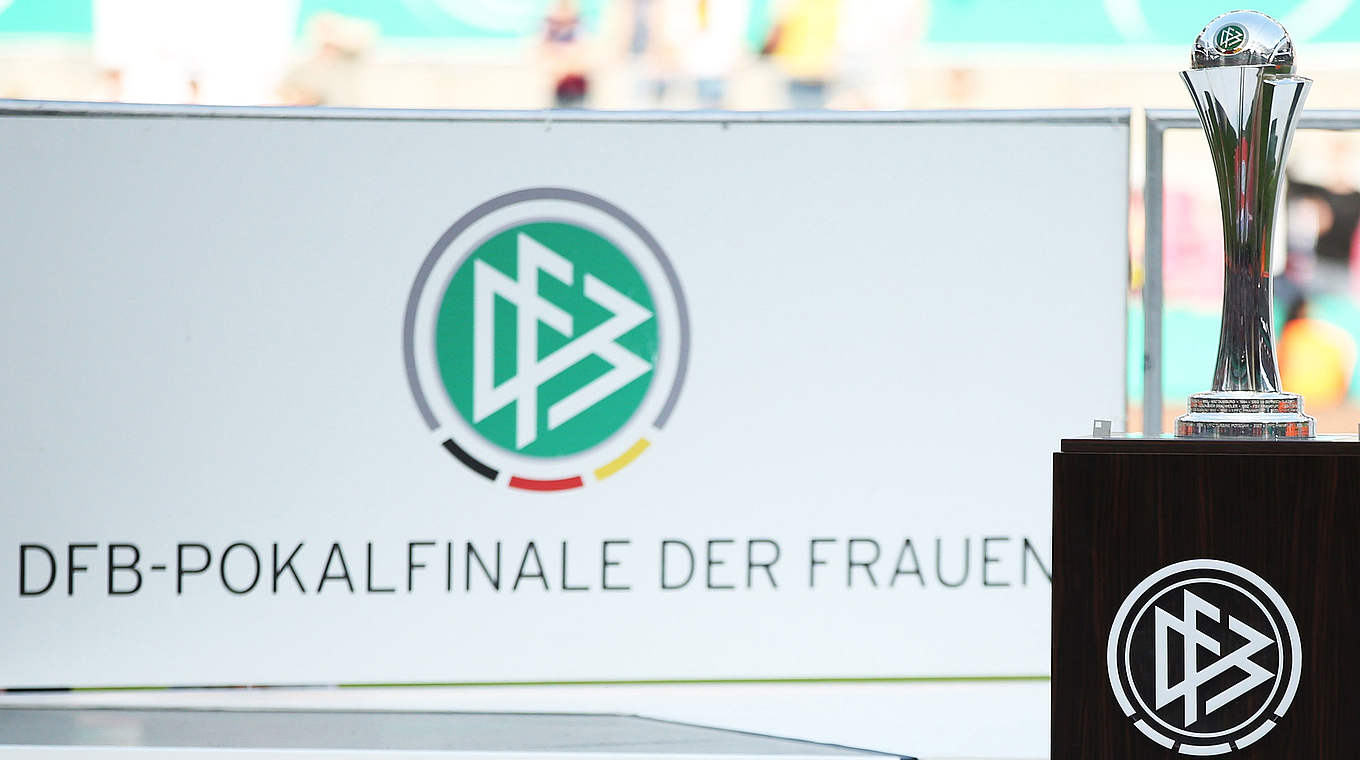 Wird im Mai feierlich an die Siegerinnen übergeben: der DFB-Pokal der Frauen © 2014 Getty Images
