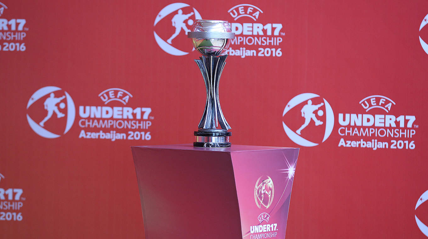 Das Objekt der Begierde: der EM-Pokal für die U 17-Junioren-Nationalmannschaften © UEFA