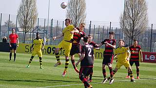 Zwei Duelle, zwei Siege: Luca Kilian (beim Kopfball) und der BVB gegen Leverkusen © MSPW