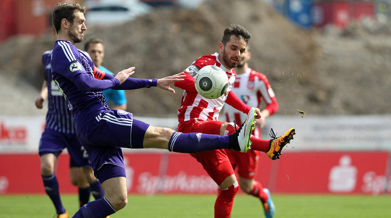 Verlieren bei Rot-Weiß Erfurt: Osnabrück und Abwehrspieler Tobias Willers (l.) © 2016 Getty Images