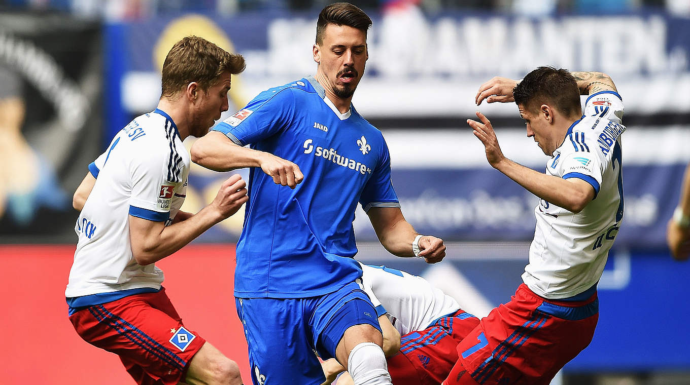 In der Hamburger Zange: Sandro Wagner von Darmstadt 98 (M.) © 2016 Getty Images