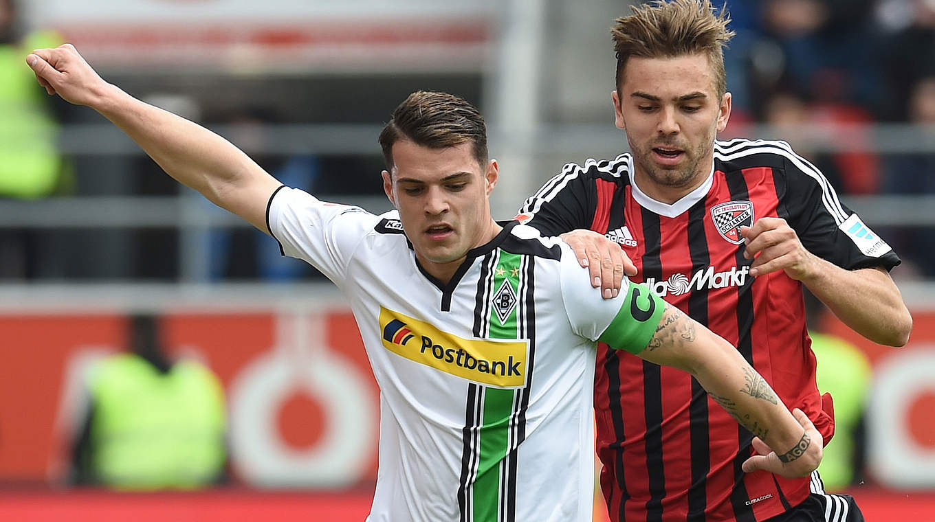 Enger Kampf um Europa: Granit Xhaka (l.) mit Gladbach in Ingolstadt © CHRISTOF STACHE/AFP/Getty Images