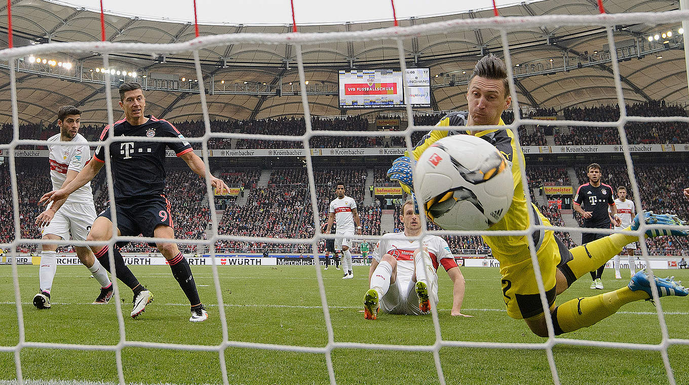 Eigentor von Georg Niedermeier (sitzend): Bayern gewinnt in Stuttgart © 2016 Getty Images