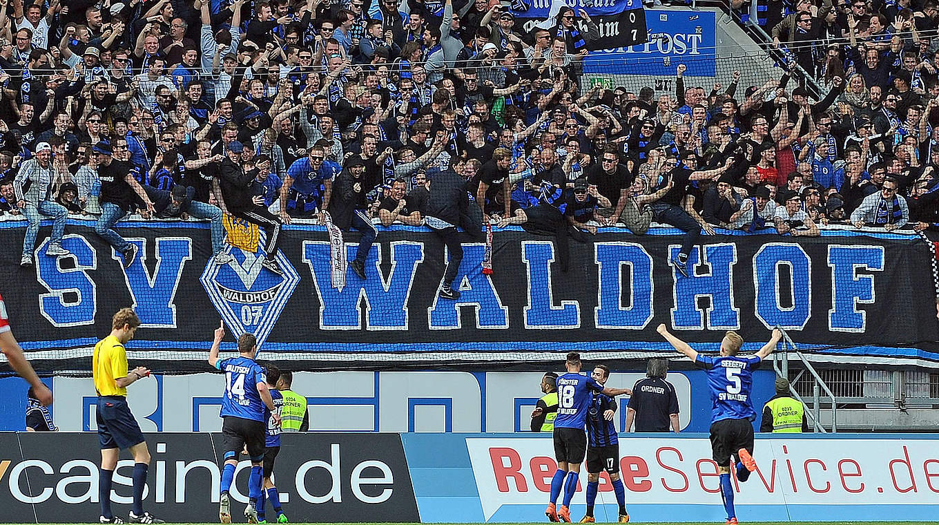 Südwest: Mannheim feiert Derbysieg gegen Kickers Offenbach © imago/Jan Huebner