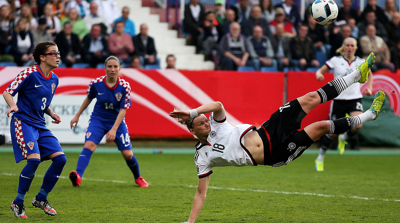 Spektakuläre Einlage: Alex Popp gegen Kroatien mit einem Versuch per Seitfallzieher © 2016 Getty Images