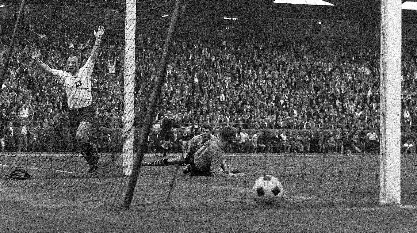 Seeler-Festspiele in Hannover: "Uns Uwe" schießt den HSV 1963 zum Pokalsieg gegen BVB © imago