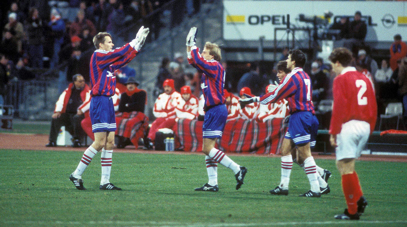 Tormaschine 1995: Klinsmann (2.v.l.) erzielt
im UEFA-Pokal sechs Treffer gegen Benfica © imago