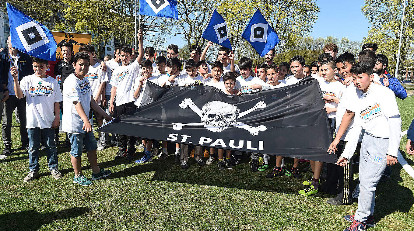 Flüchtlinge "willkommen im Fußball" - vereint unter HSV-Raute und Pauli-Piratenflagge © Witters