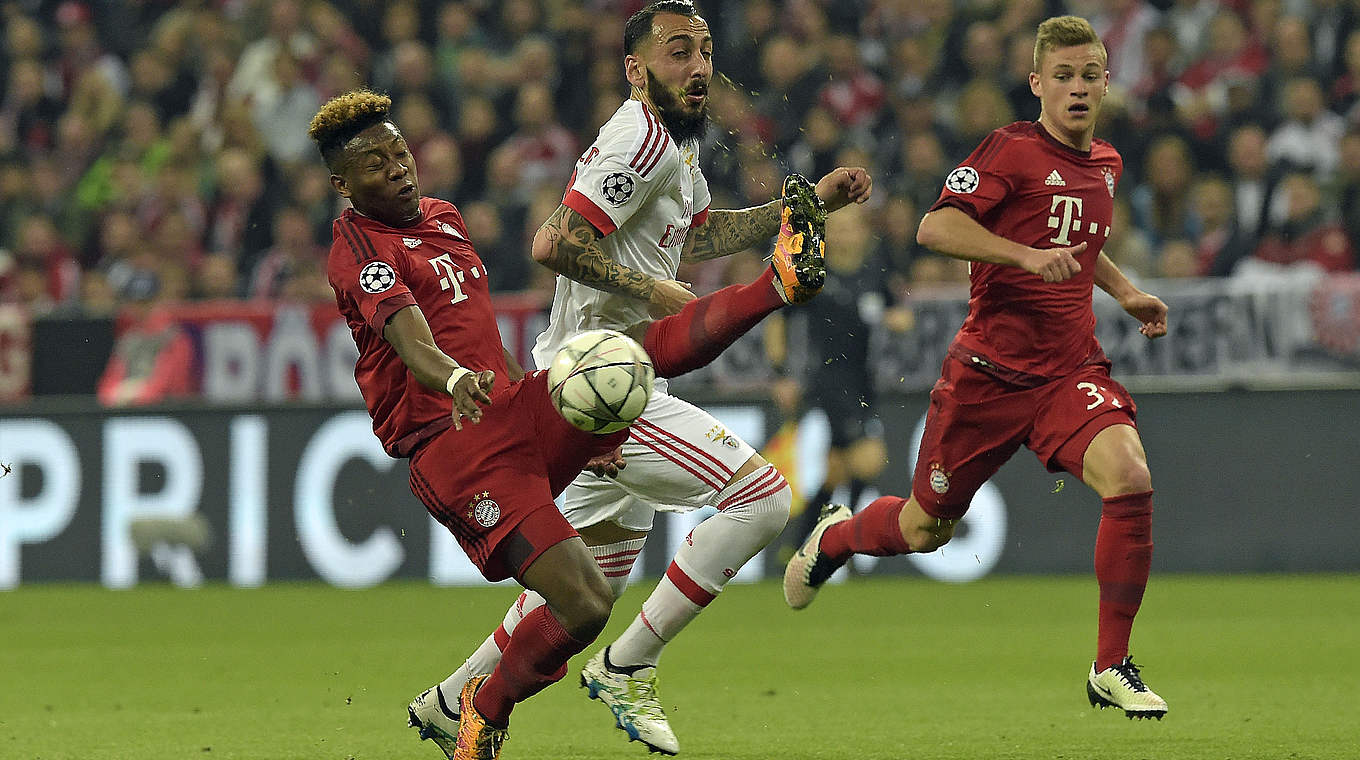 Im letzten Moment geklärt: Bayerns David Alaba (l.) gegen Kostas Mitroglou © AFP/Getty Images