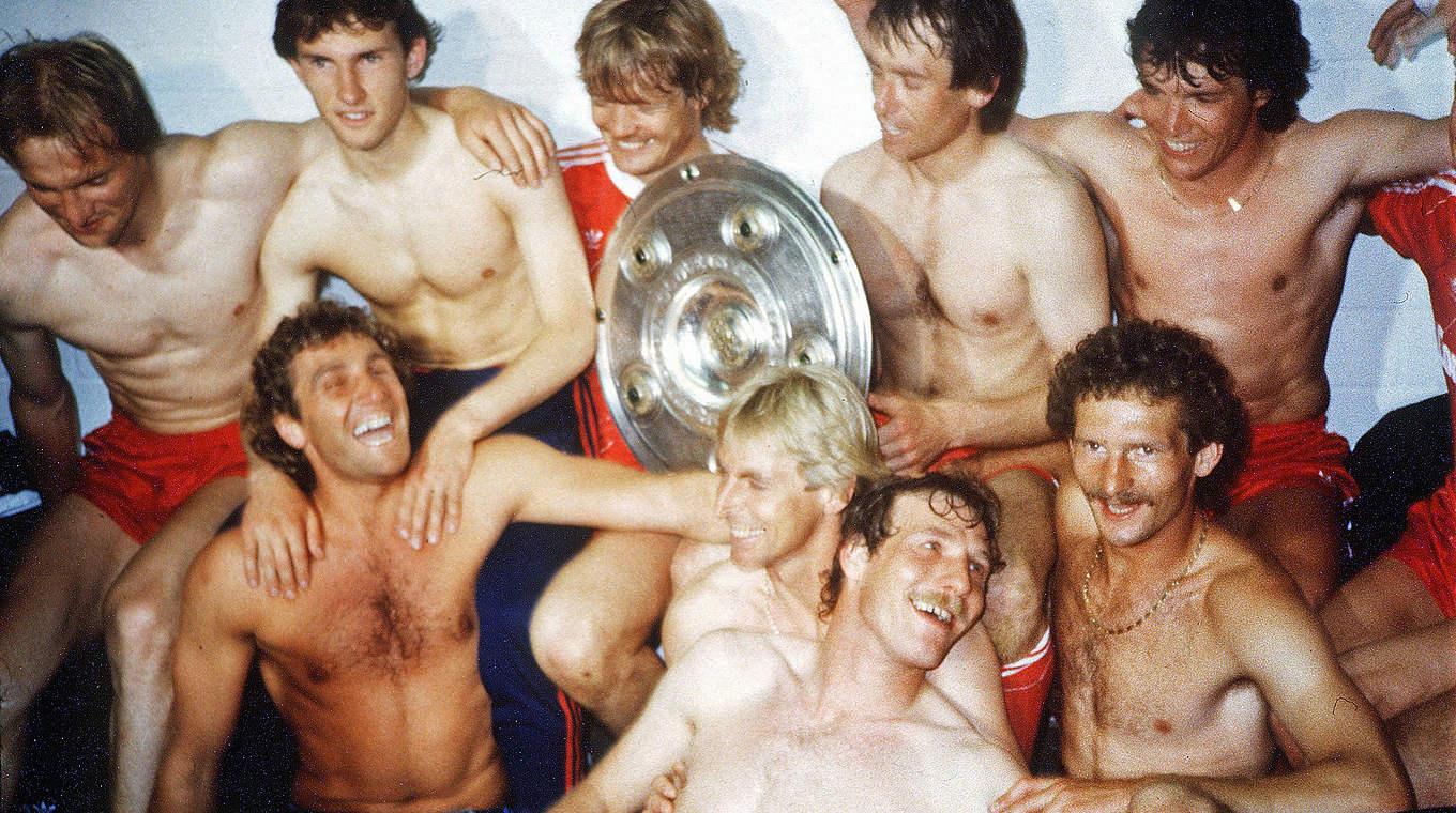 Erst das Drama, dann der Jubel: Die Spieler des FC Bayern präsentieren 1986 die Schale © Bongarts/Getty Images