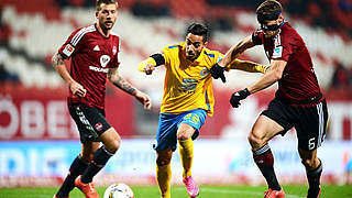 Schockte den Club aus Nürnberg mit seinem Treffer: Braunschweigs Salim Khelifi (M.) © Getty Images