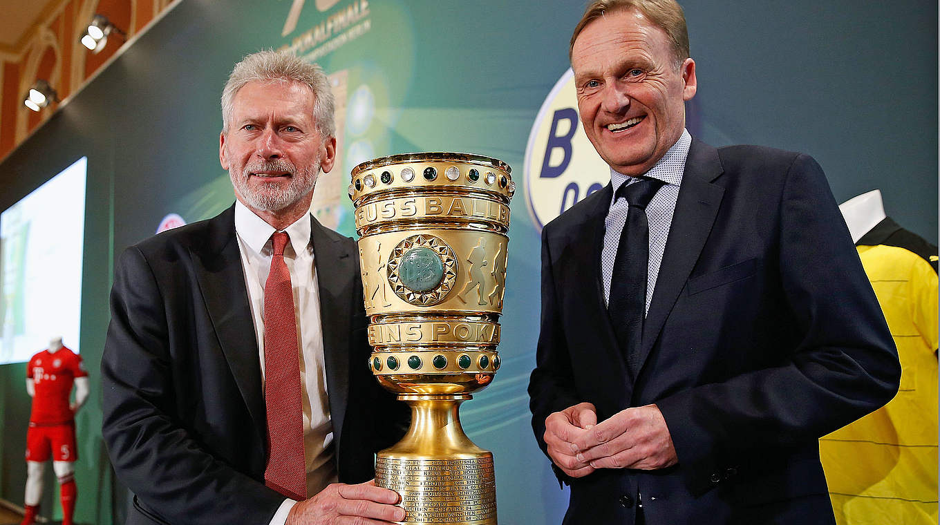Vertreter der Finalisten: FCB-Repräsentant Breitner und BVB-Geschäftsführer Watzke (r.) © Getty Images