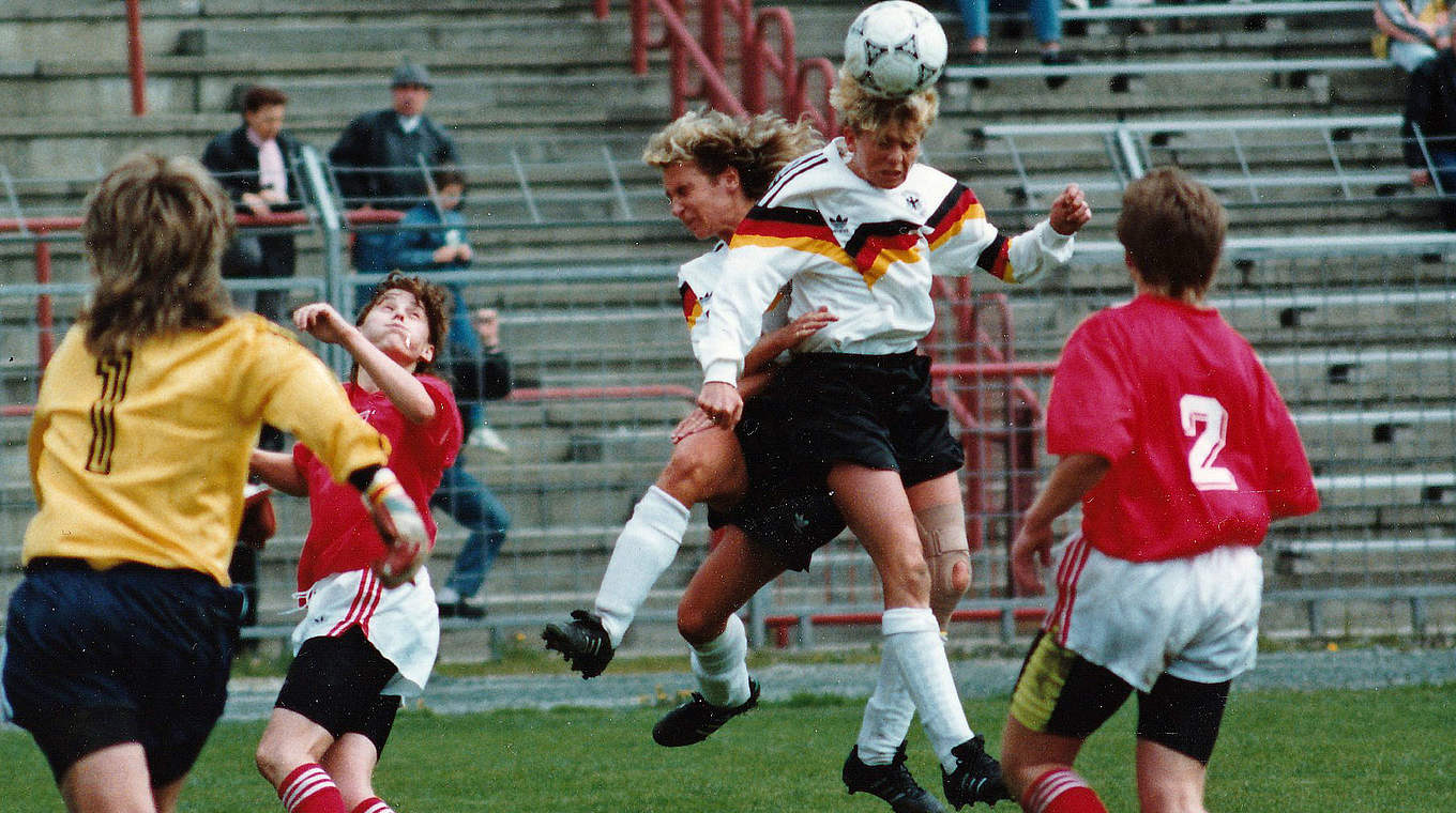 Energisch zum Ball: Bundestrainerin Silvia Neid (r.) und Frauke Kuhlmann © Rainer Hennies