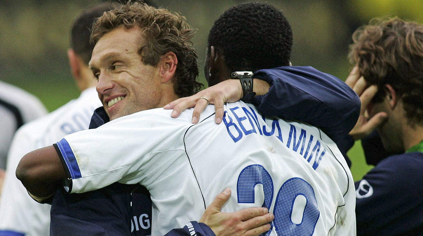 Erfolgreiches Trainerdebüt 2004: Thomas Doll (l.) siegt mit dem HSV 2:0 in Dortmund © Bongarts/Getty Images