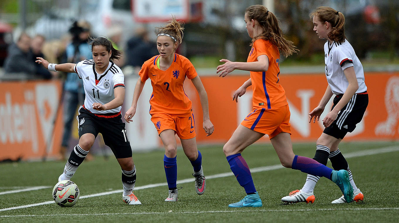 Im Dribbling gegen zwei Niederländerinnen durchgesetzt: Ivana Fuso (l.) aus Böblingen © Getty Images