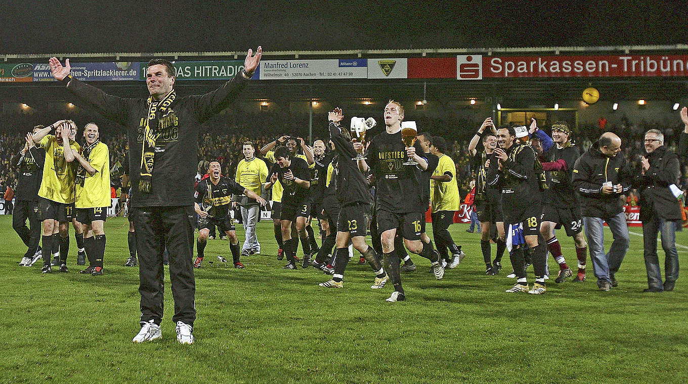 Aufstiegsjubel 2006: Dieter Hecking und Alemannia Aachen stürmen in die Bundesliga  © Getty Images