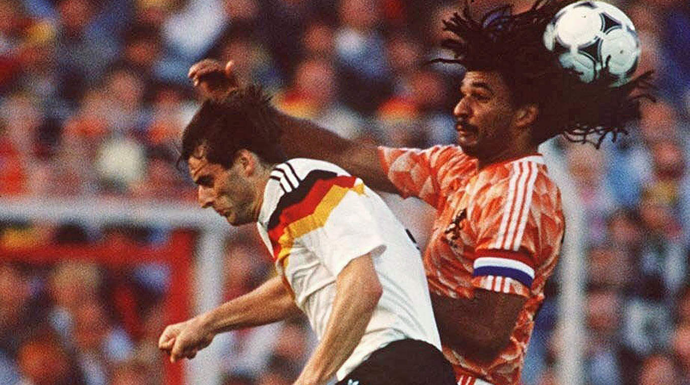 Libero bei der EM 1988: Mathias Herget (l.), hier im Duell mit Hollands Ruud Gullit © Bongarts