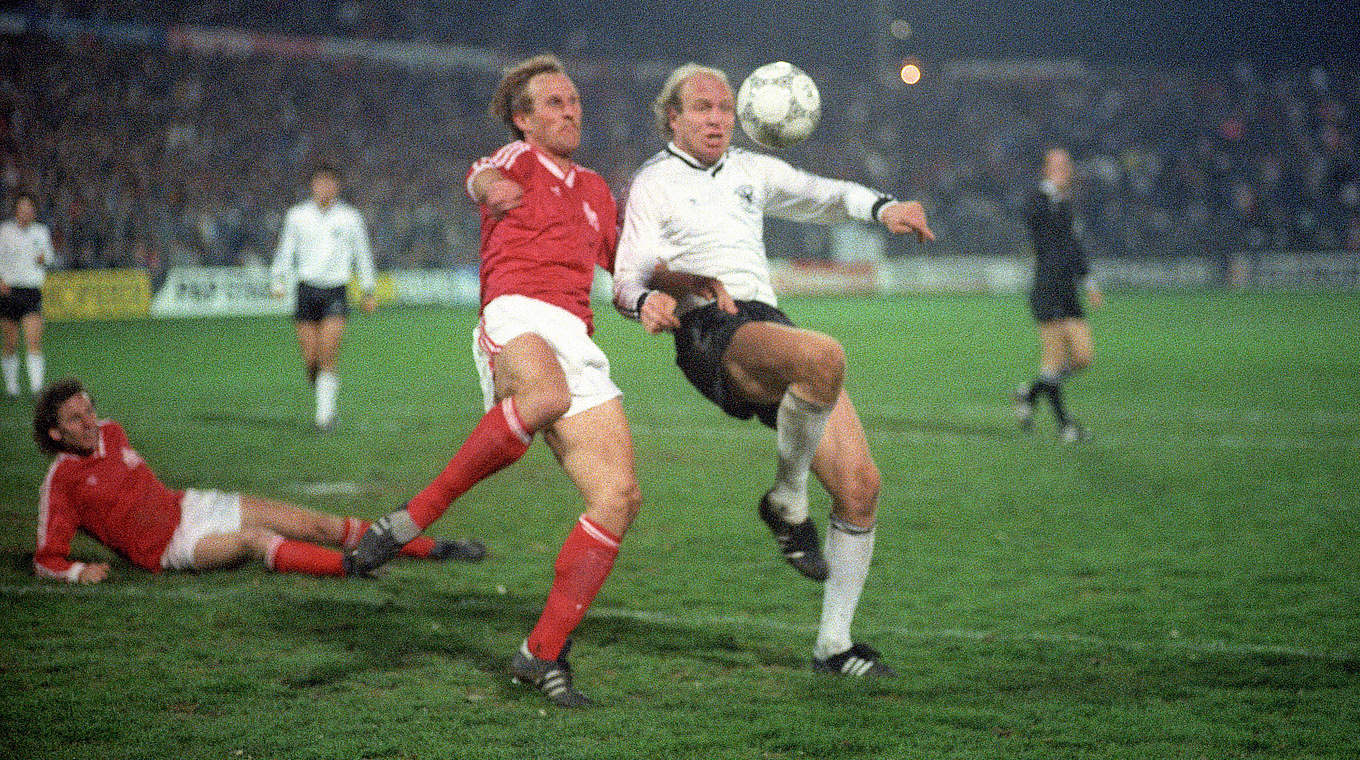 Der Matchwinner im WM-Vorbereitungsspiel gegen die Schweiz: Dieter Hoeneß (r.) 1986 © imago