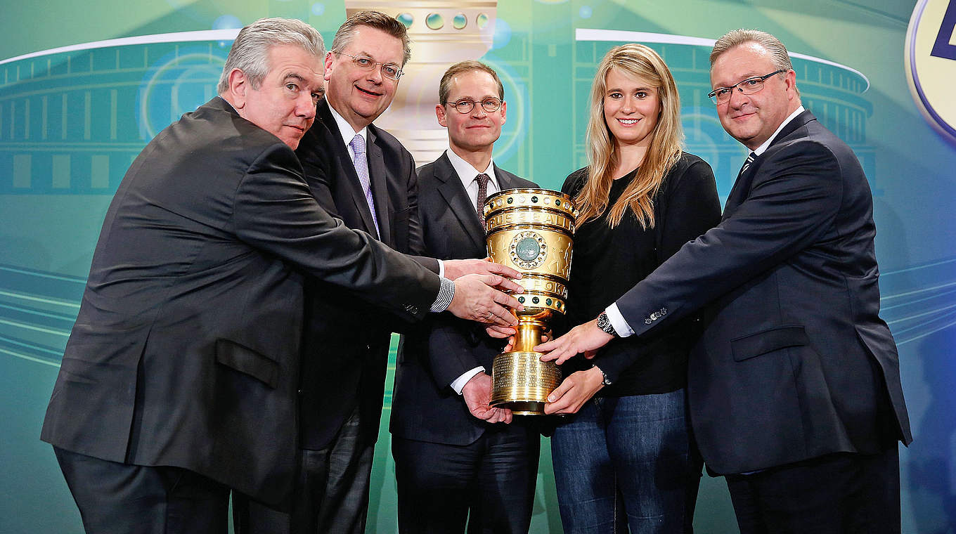 Gruppenbild mit Pokal: das fast schon traditionelle "Cup Handover" im Berliner Rathaus © Getty Images
