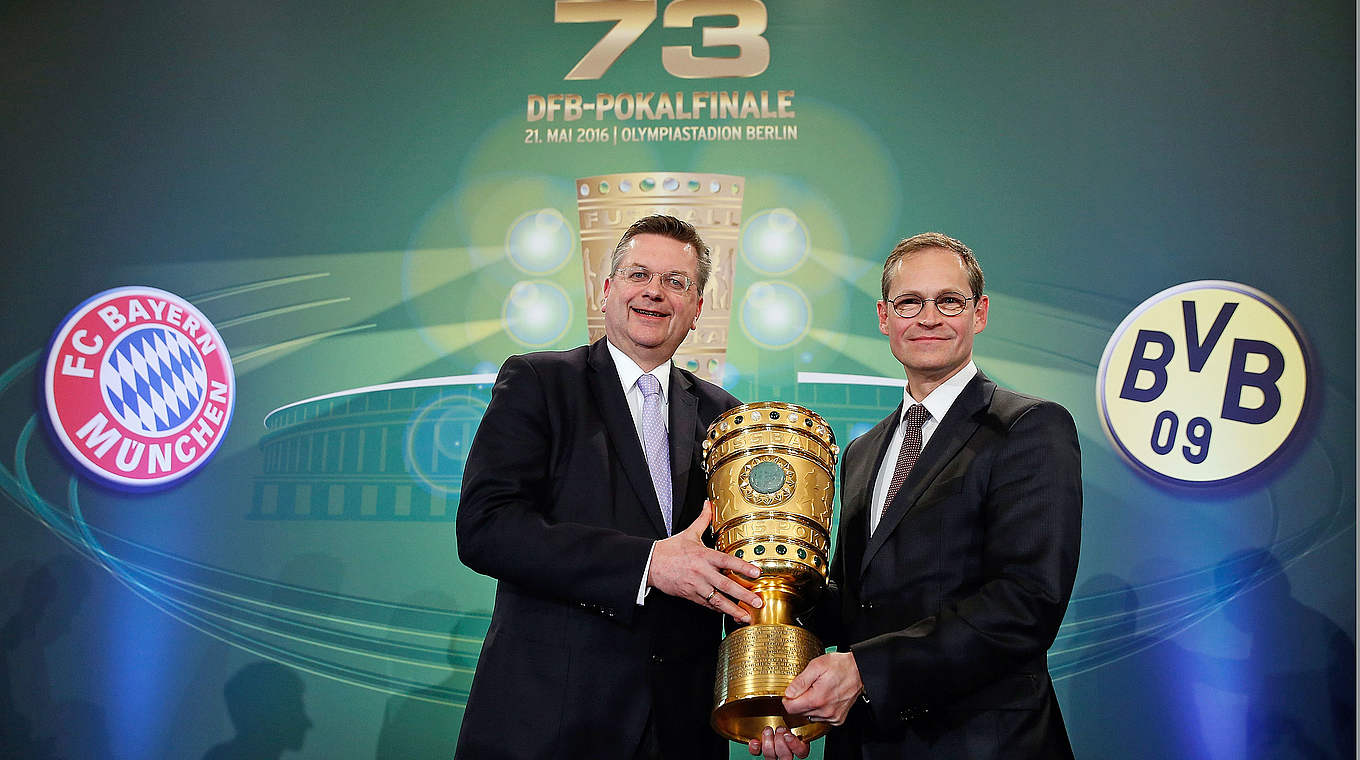 Pokalübergabe im Rathaus: DFB-Präsident Grindel und Berlins Regierungschef Müller (r.) © Getty Images