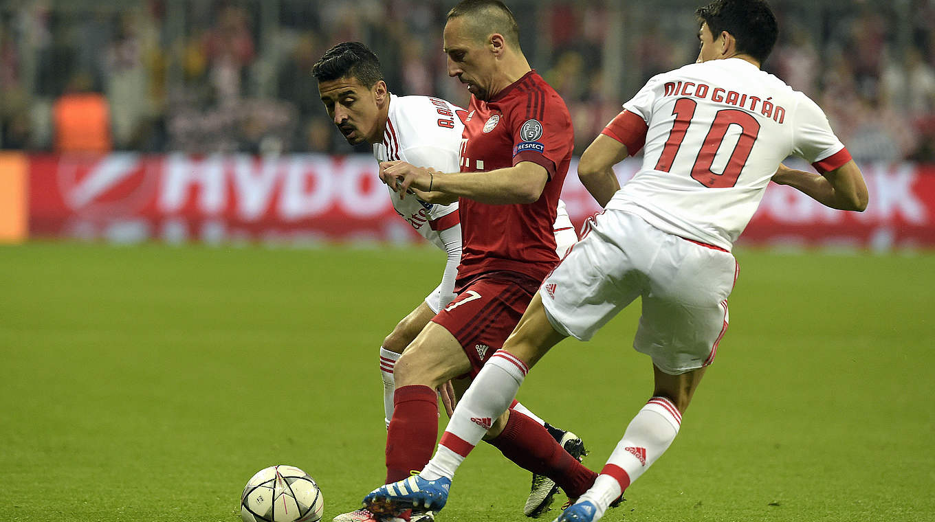 Bedrängt von zwei Portugiesen: Bayerns Franck Ribery (M.) © AFP/Getty Images