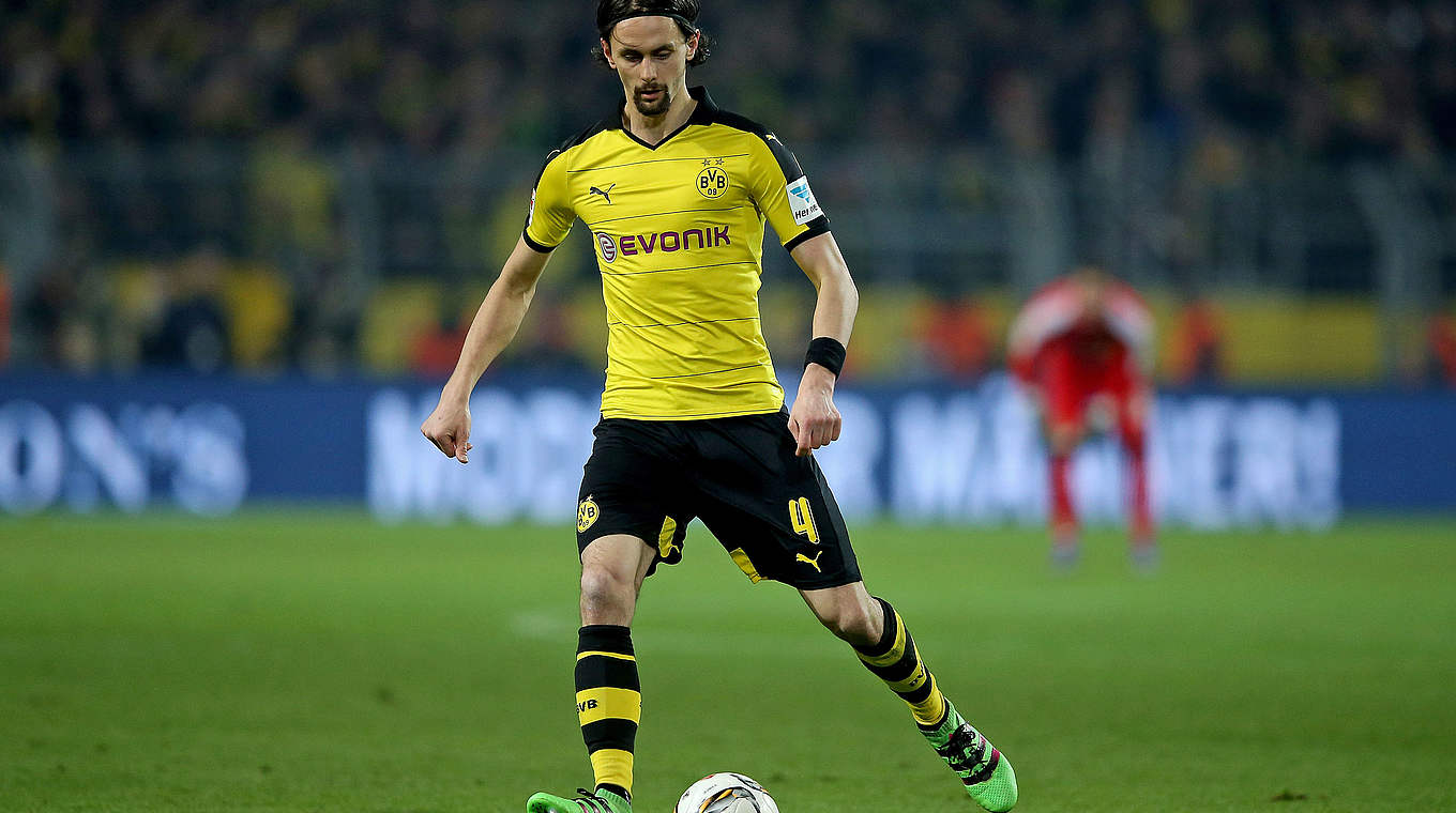 Muss für den Rest der Spielzeit zuschauen: Dortmunds Neven Subotic © Getty Images