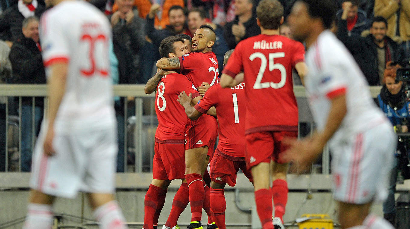 Früher Jubel: Die Bayern beglückwünschen Torschütze Arturo Vidal (3.v.l.) © Getty Images