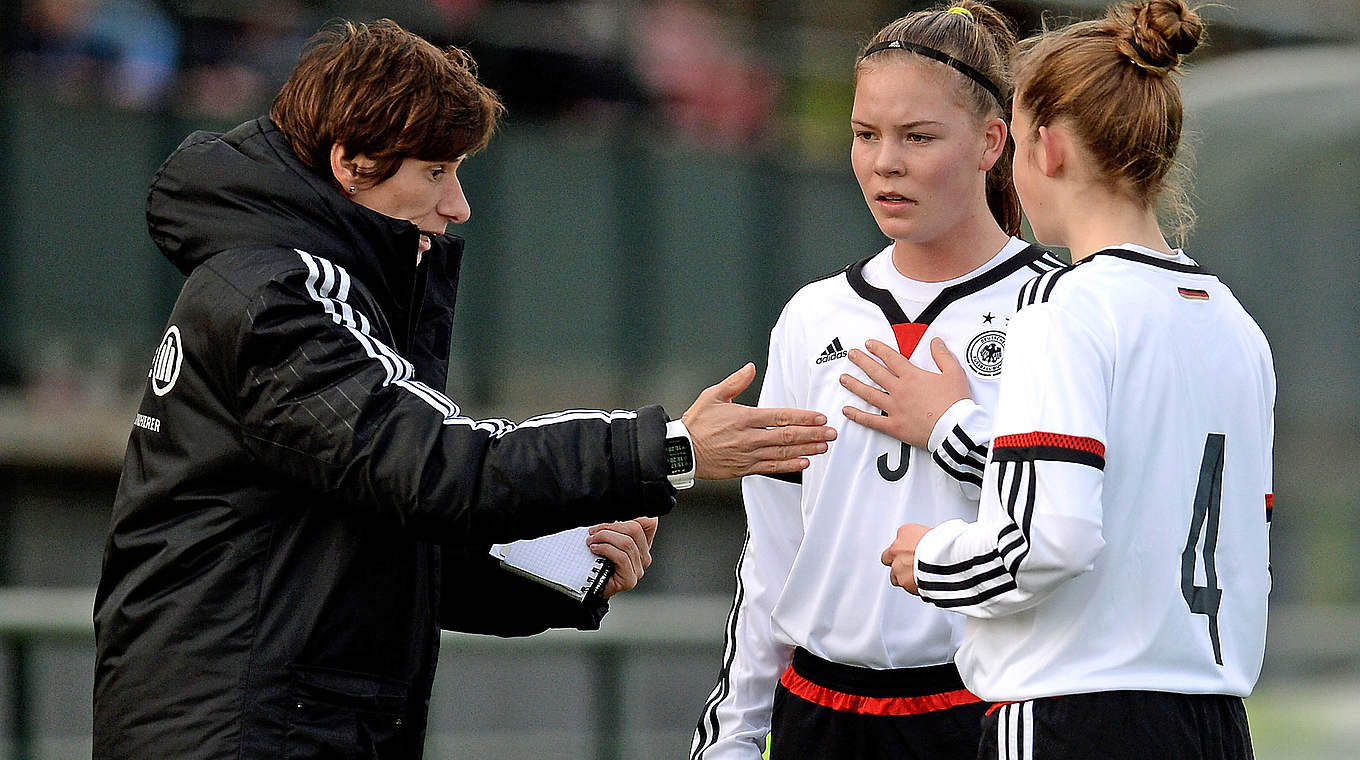 Vor dem vierten Länderspiel der Saison: DFB-Trainerin Bettina Wiegmann (l.) und die U 15 © Getty Images
