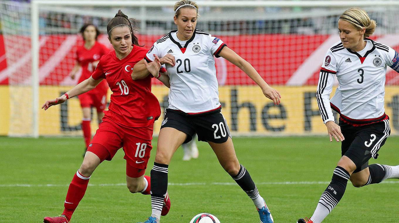 Seite an Seite im DFB-Team: Goeßling und Bartusiak (r.) beim 7:0 gegen die Türkei © imago/foto2press