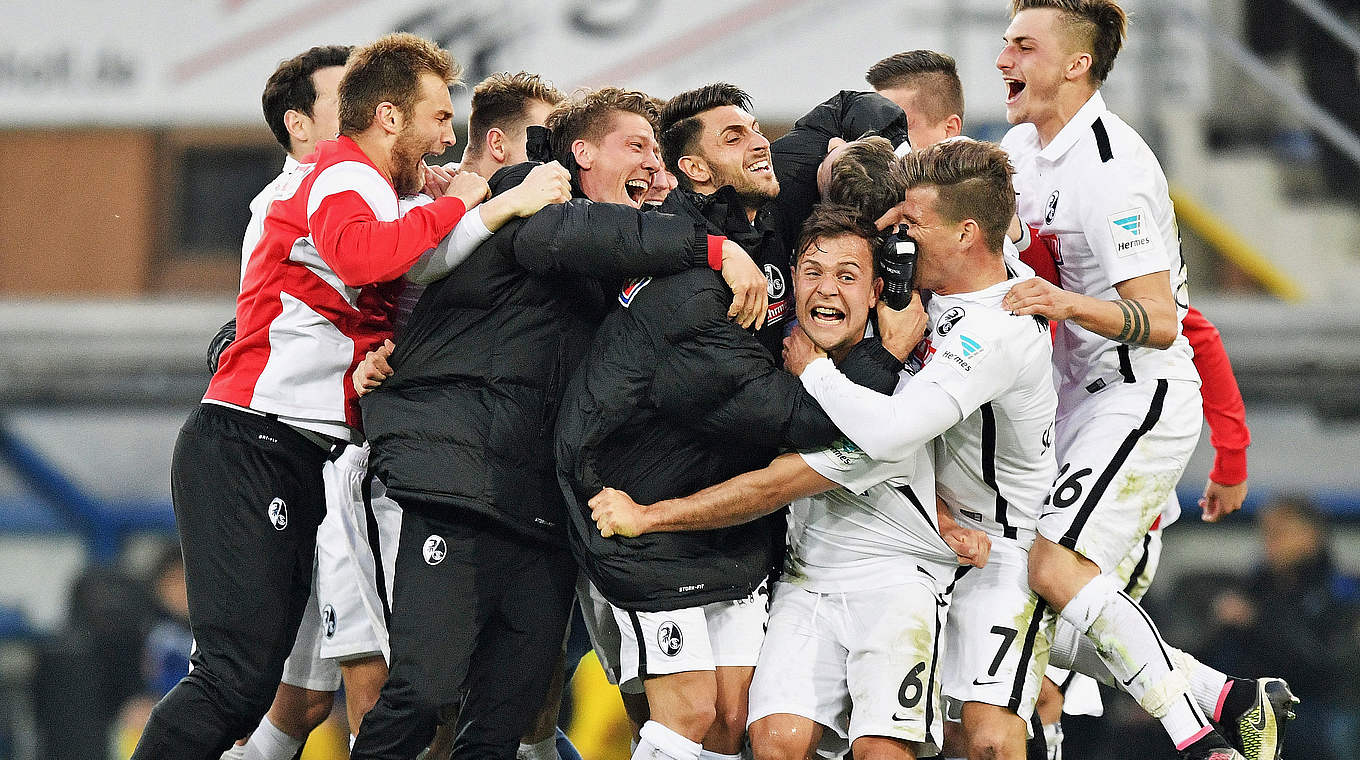 Geschafft - 2:1 in Paderborn: Der SC Freiburg feiert den direkten Wiederaufstieg © 2016 Getty Images