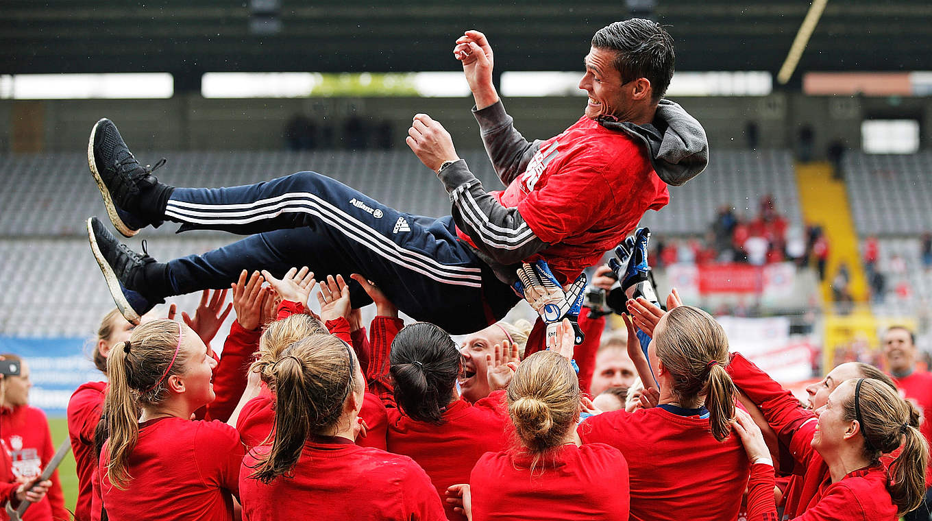 Thomas Wörle and the Bayern women: "Now we can celebrate" © 2016 Getty Images