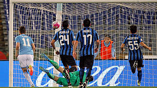 Klose scores the opener against Inter Milan © 2016 Getty Images