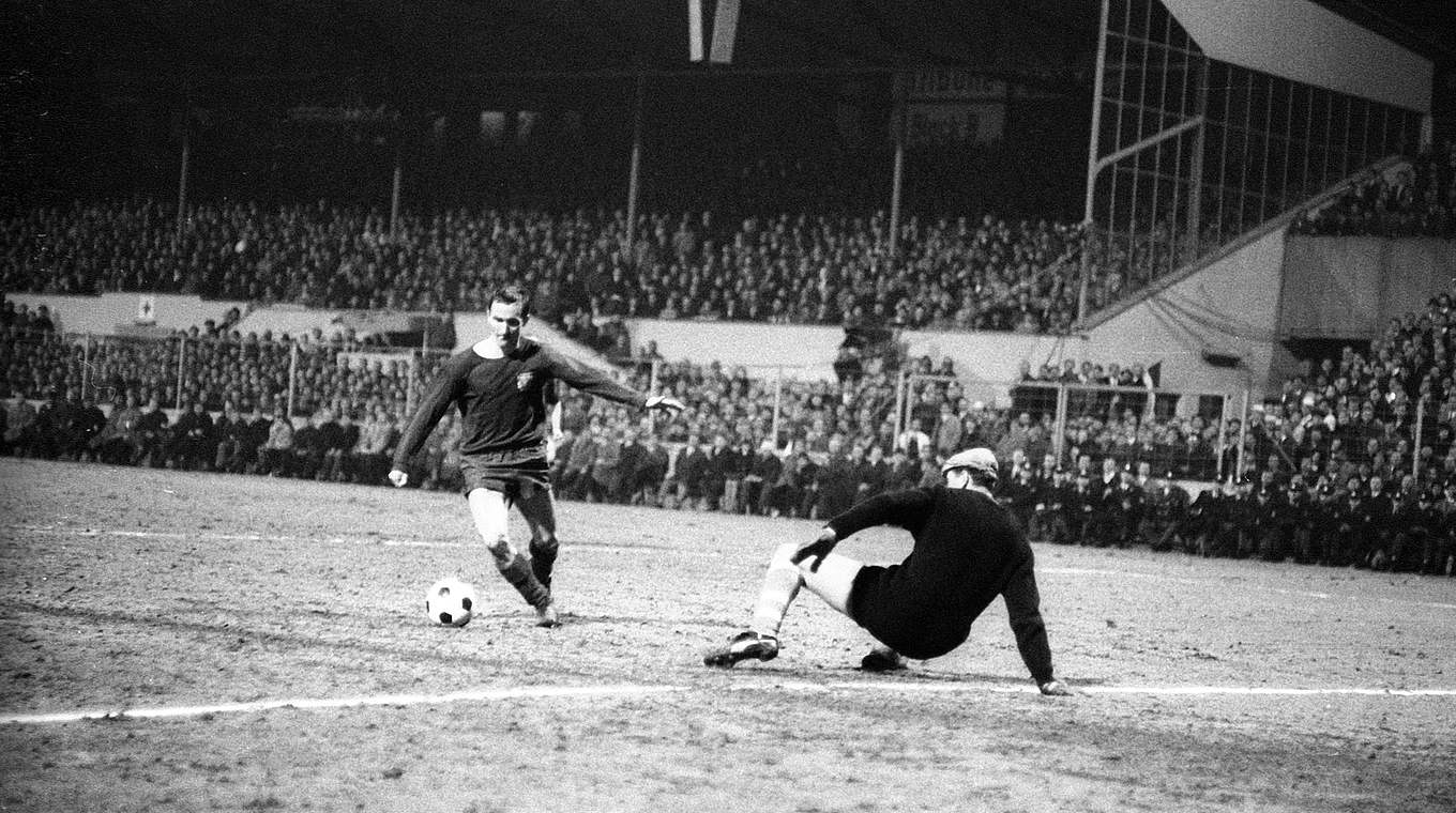 Rainer Ohlhauser turns the tie vs. Rapid on the way to winning the 1967 Cup Winners’ Cup © imago sportfotodienst