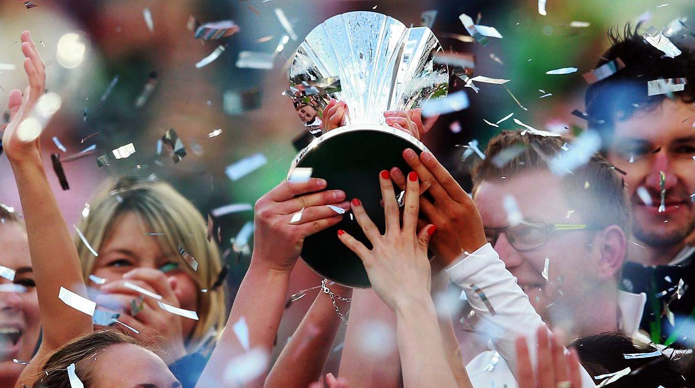 Um diese Trophäe geht es: der DFB-Pokal der Frauen © 2015 Getty Images