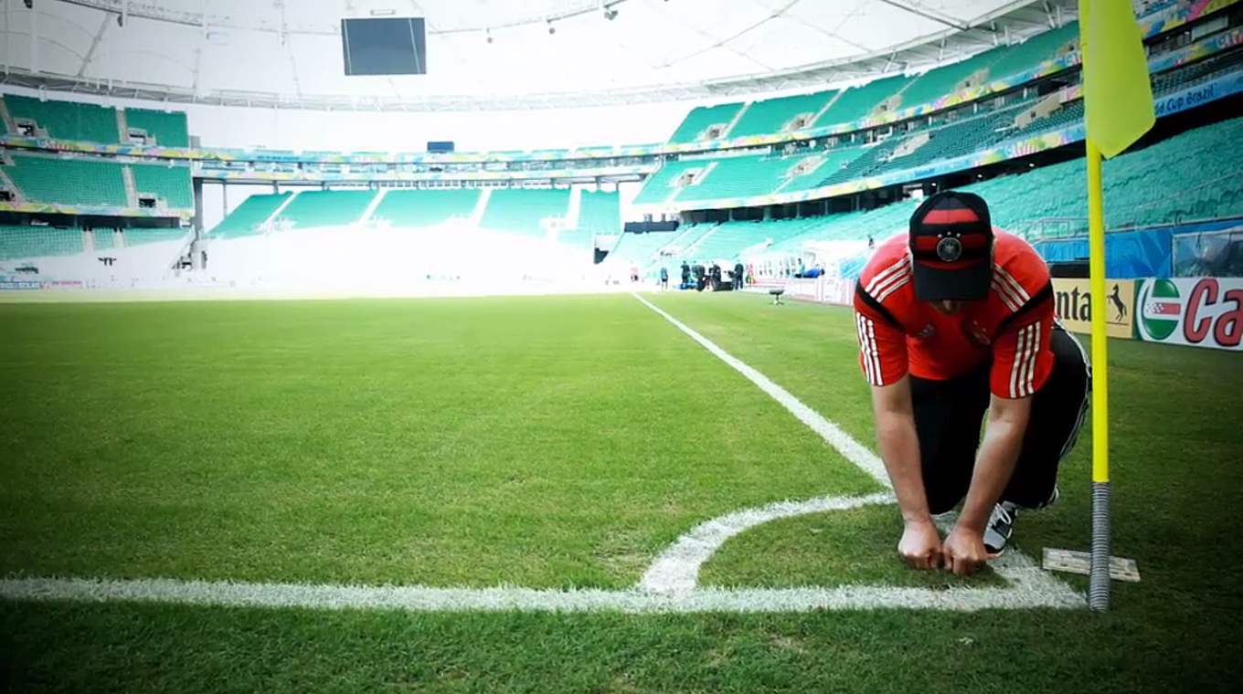 Aktivierung: Die Glücksmünzen werden am Spielort hinterlegt © DFB-TV