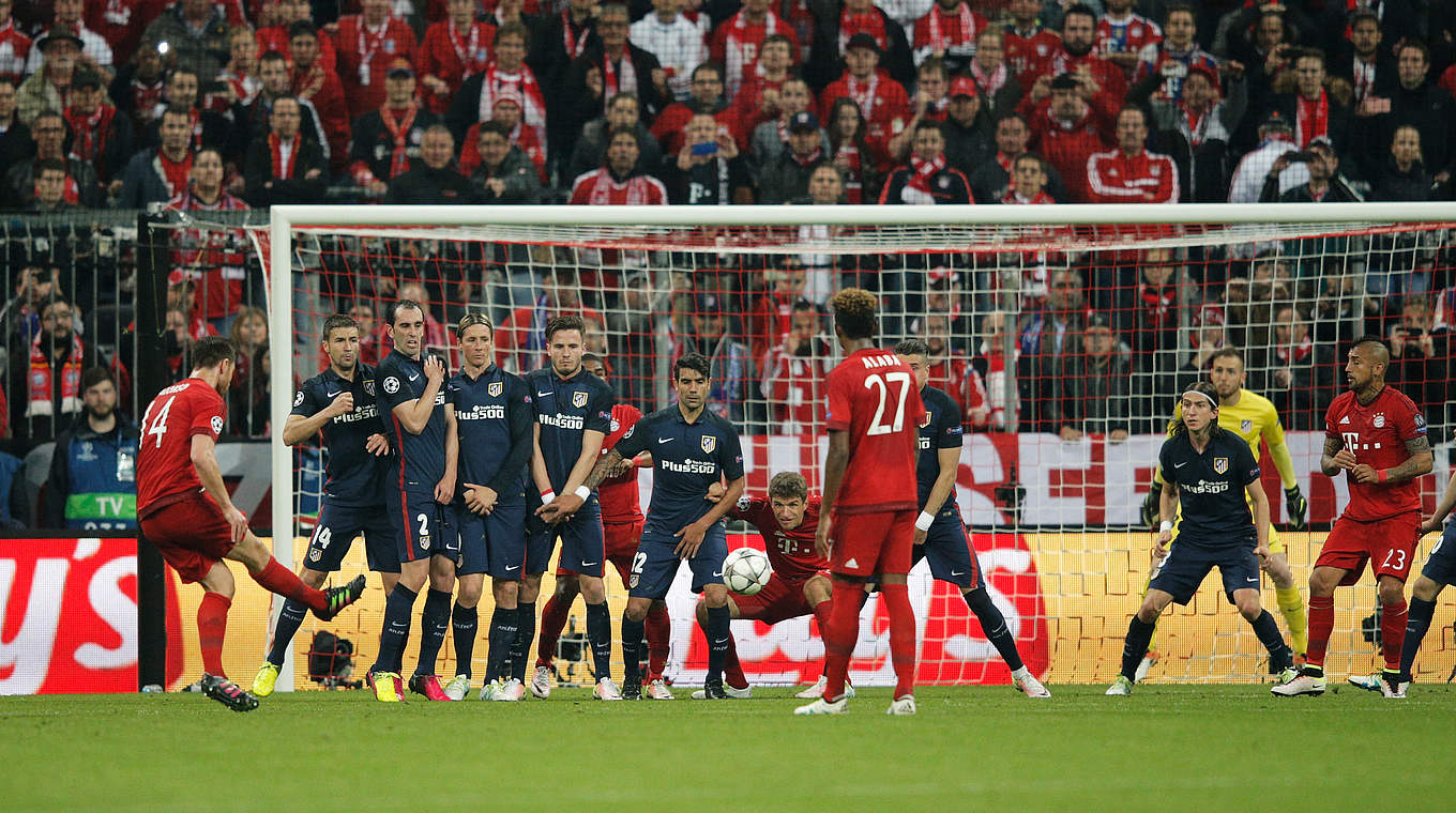 Alonso puts Bayern ahead from a free kick © 2016 Getty Images