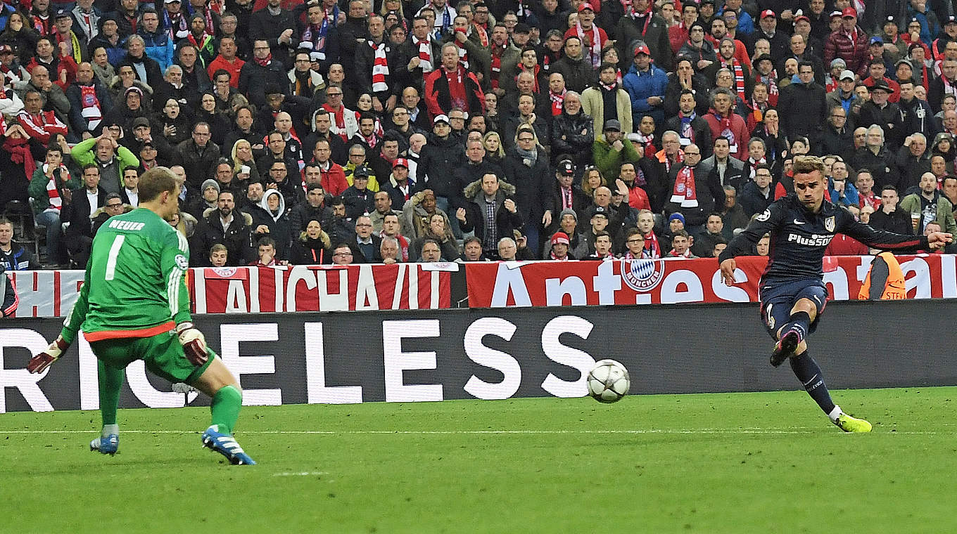 Das Bayern-Unglück nimmt seinen Lauf: Antoine Griezmann (r.) schießt gegen Manuel Neuer das entscheidende Auswärtstor © 2016 Getty Images