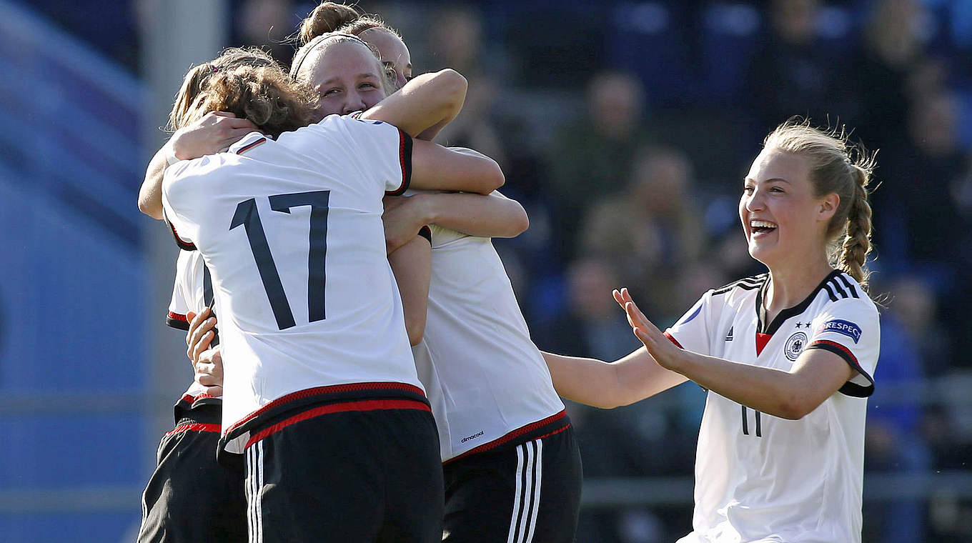 Grenzenlose Freude: die Spielerinnen feiern die Treffer von Klara Bühl © UEFA