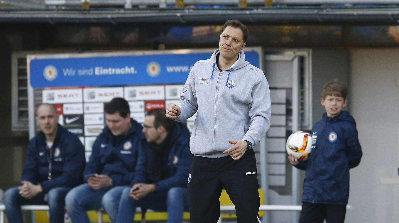 Nur einen Punkt hinter dem Relegationsplatz: Trainer René Müller und Paderborn © 2016 Getty Images
