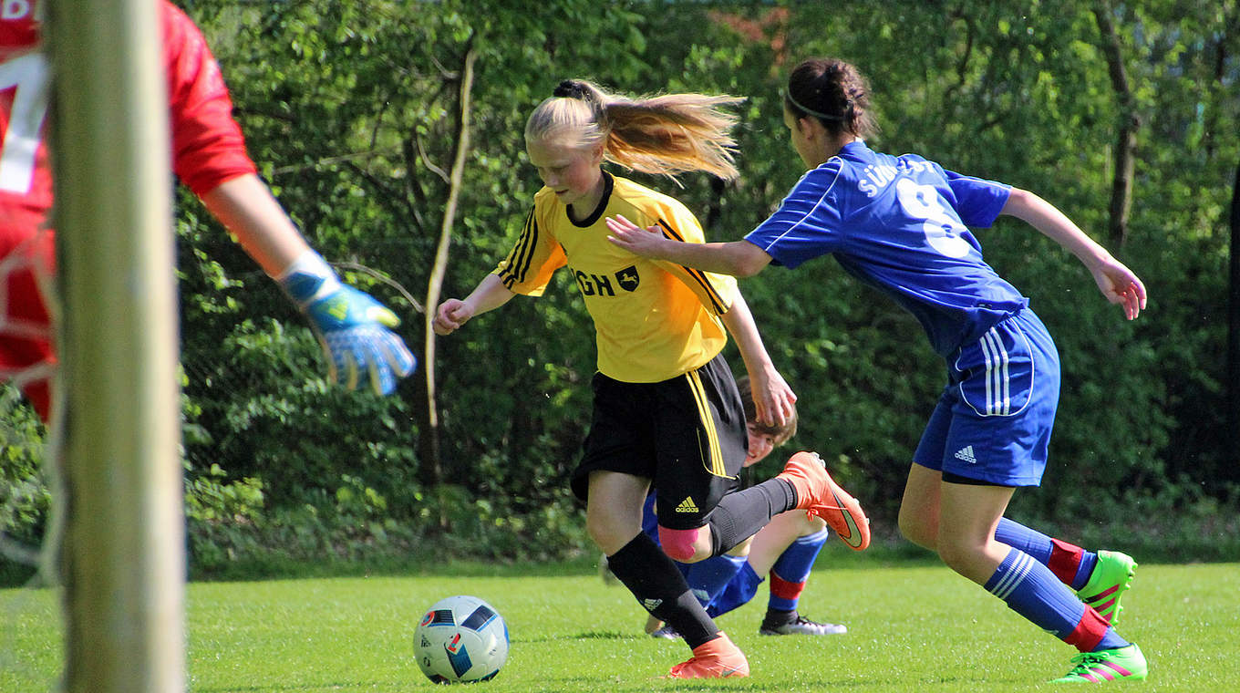 Umkämpftes Spiel: Niedersachsen (gelb) gewinnt gegen Südwest knapp mit 1:0 © Rüdiger Zinsel
