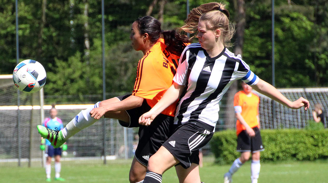 Zweiter Sieg im zweiten Spiel: Brandenburg (schwarz-weiß) mit 1:0 gegen Bayern © Rüdiger Zinsel