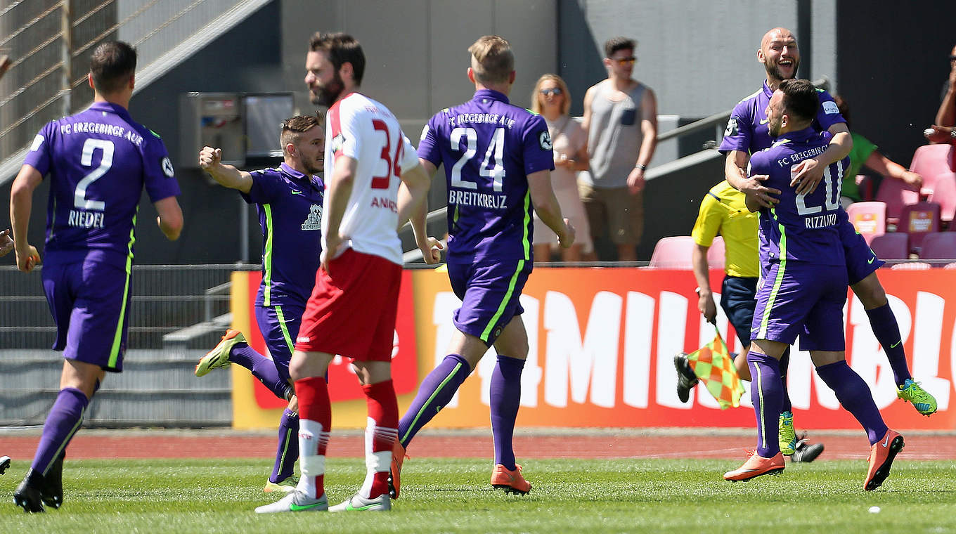 Es ist vollbracht: Aue feiert in Köln den Aufstieg © 2016 Getty Images